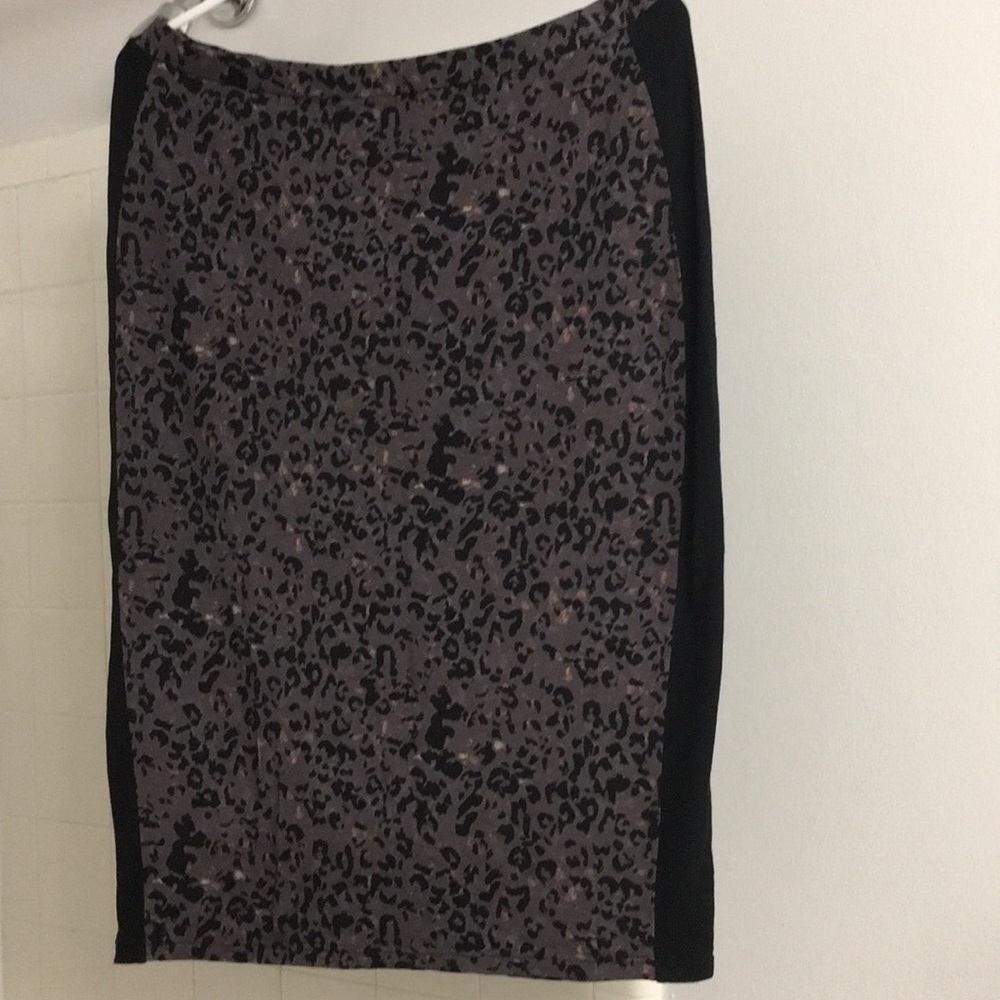 Troupe skirt with black stripes on both sides